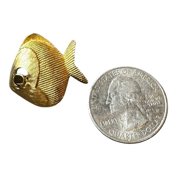 Vintage Trifari Goldtone signed Mid Century Mod Fluted Satin FISH Brooch - Picture 7 of 7
